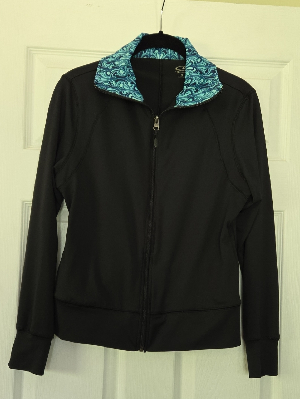 Black Women’s Activewear Full-Zip Jacket with Blue Patterned Collar